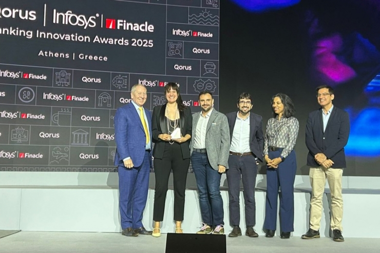 Membres de Creand recollint el premi Silver a la innovació bancària per la iniciativa Vesto.